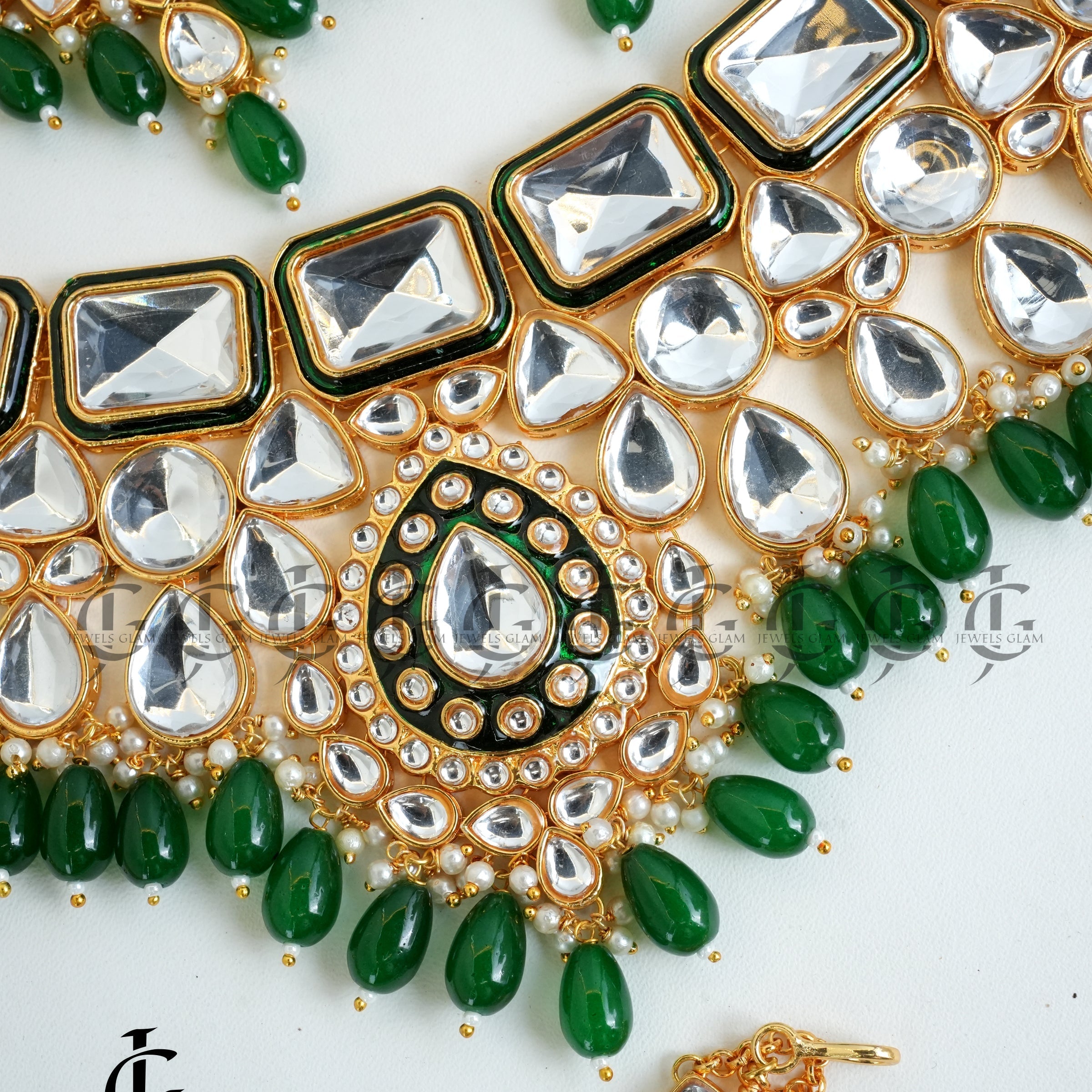 Gleaming Kundan and Emerald Bridal Jewelry Set