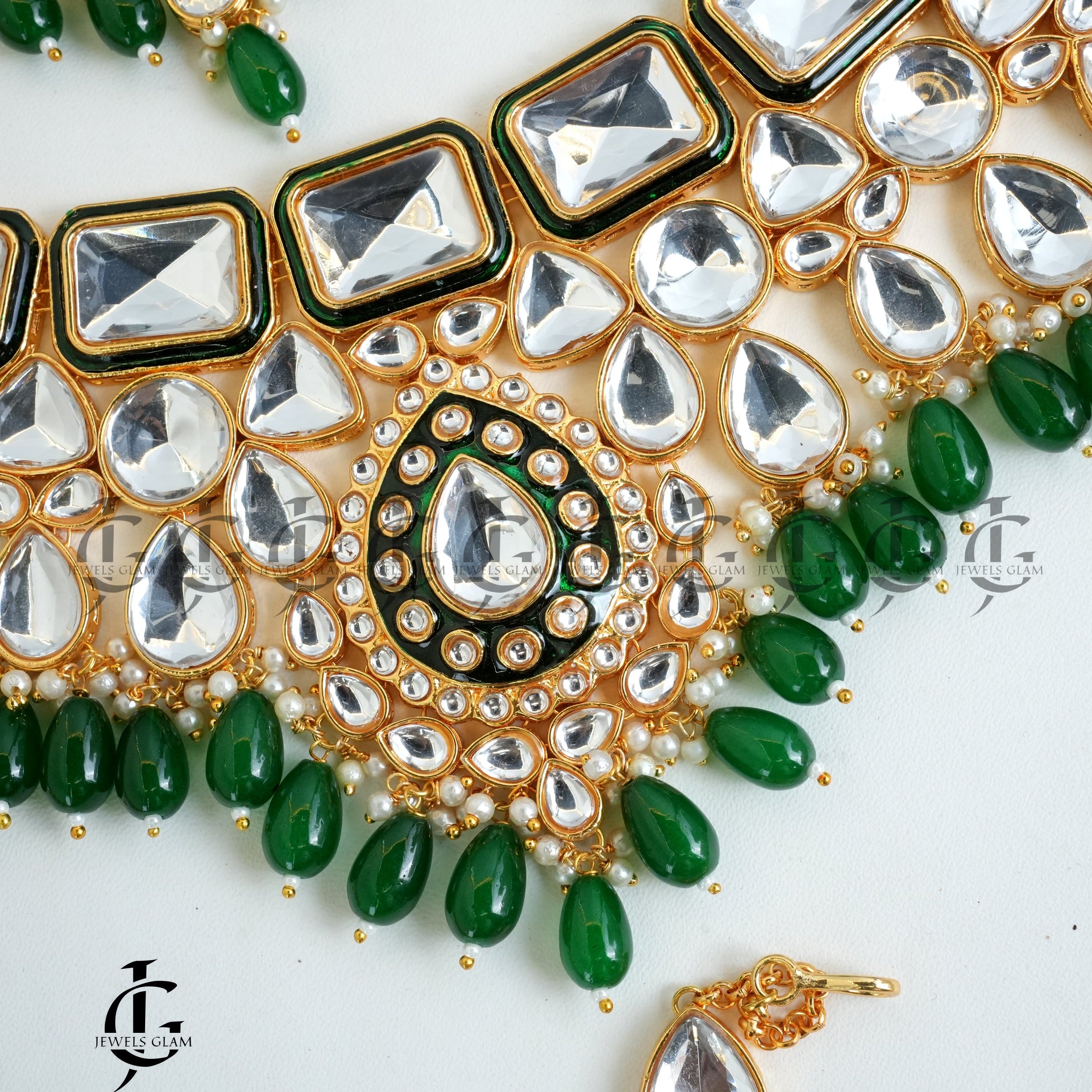Gleaming Kundan and Emerald Bridal Jewelry Set