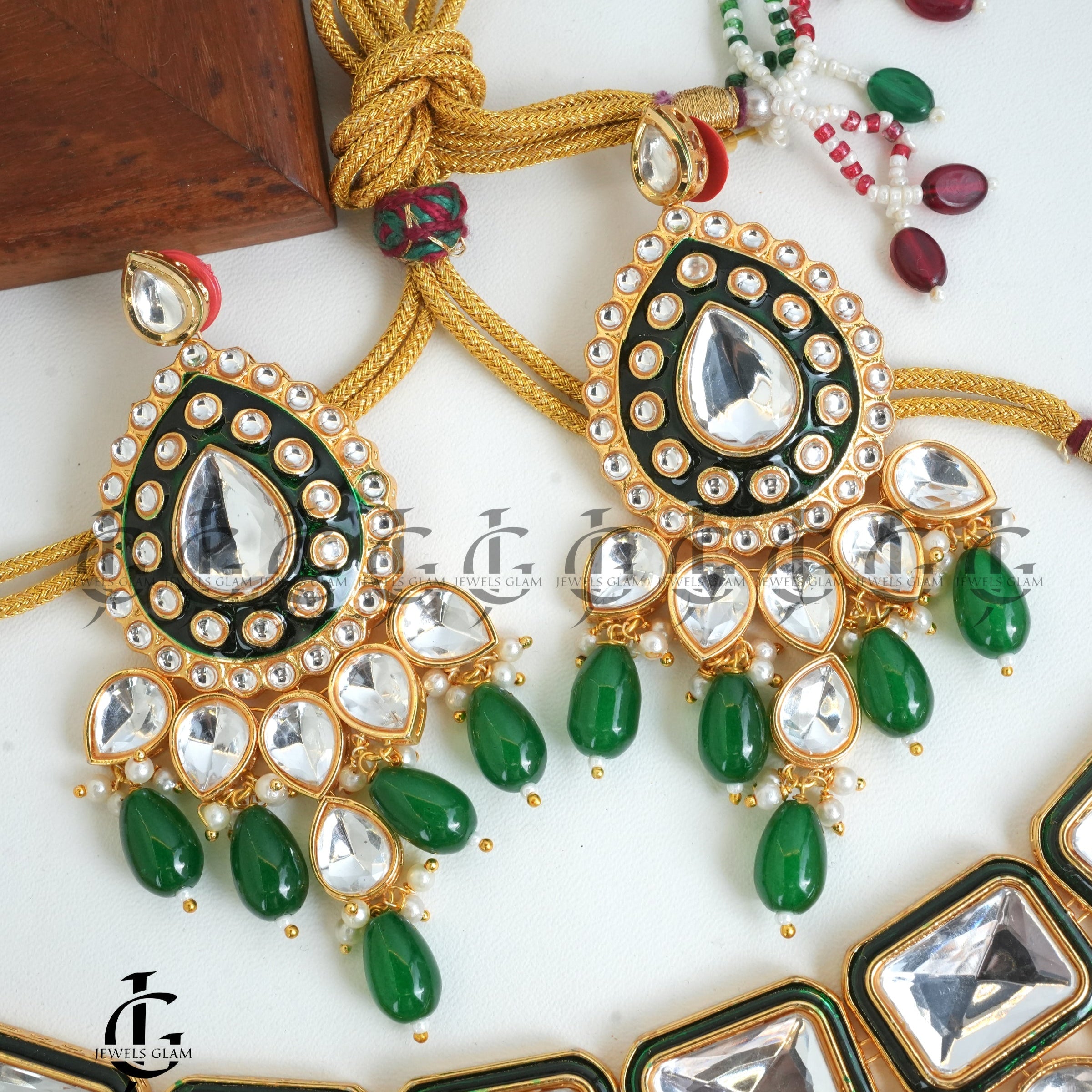 Gleaming Kundan and Emerald Bridal Jewelry Set