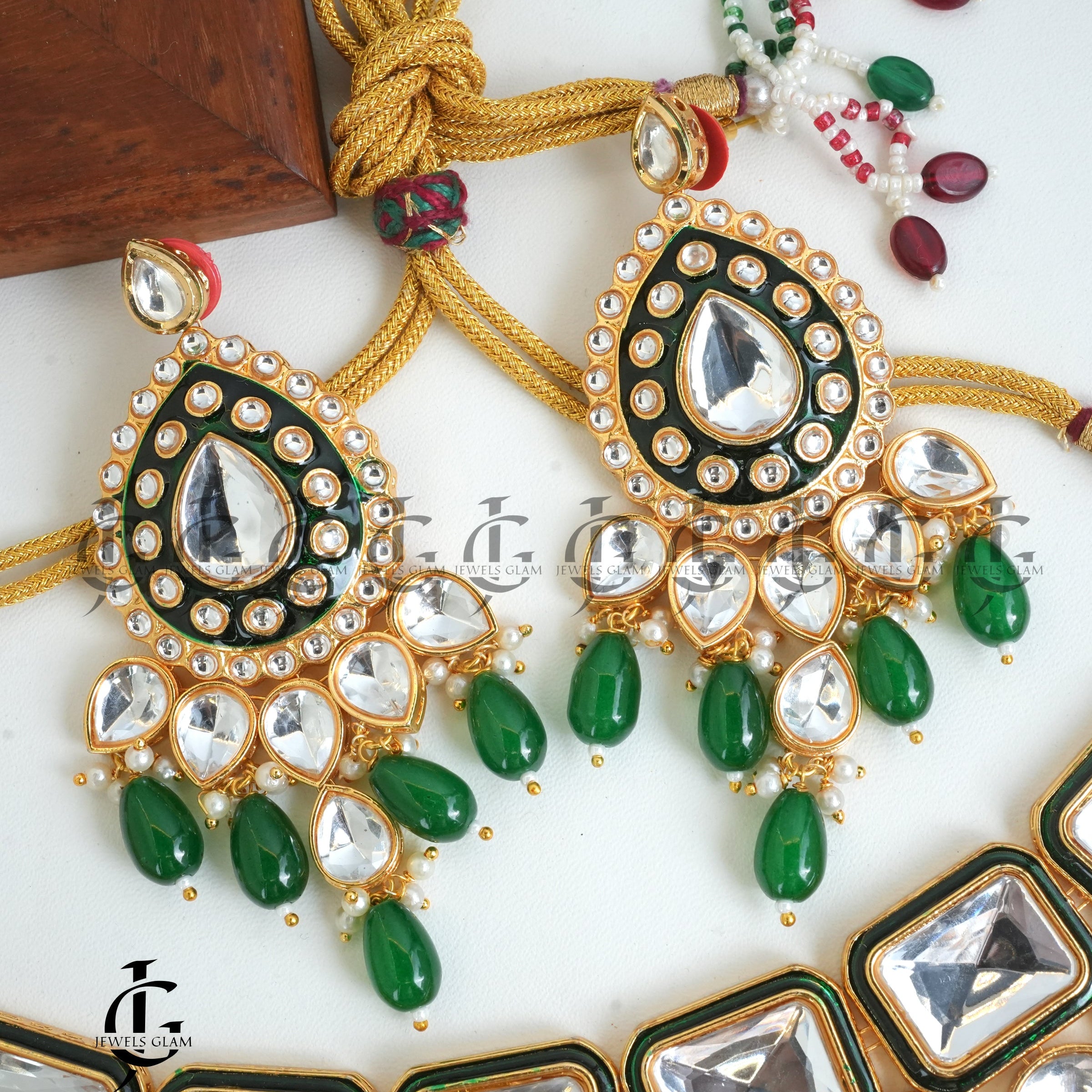 Gleaming Kundan and Emerald Bridal Jewelry Set