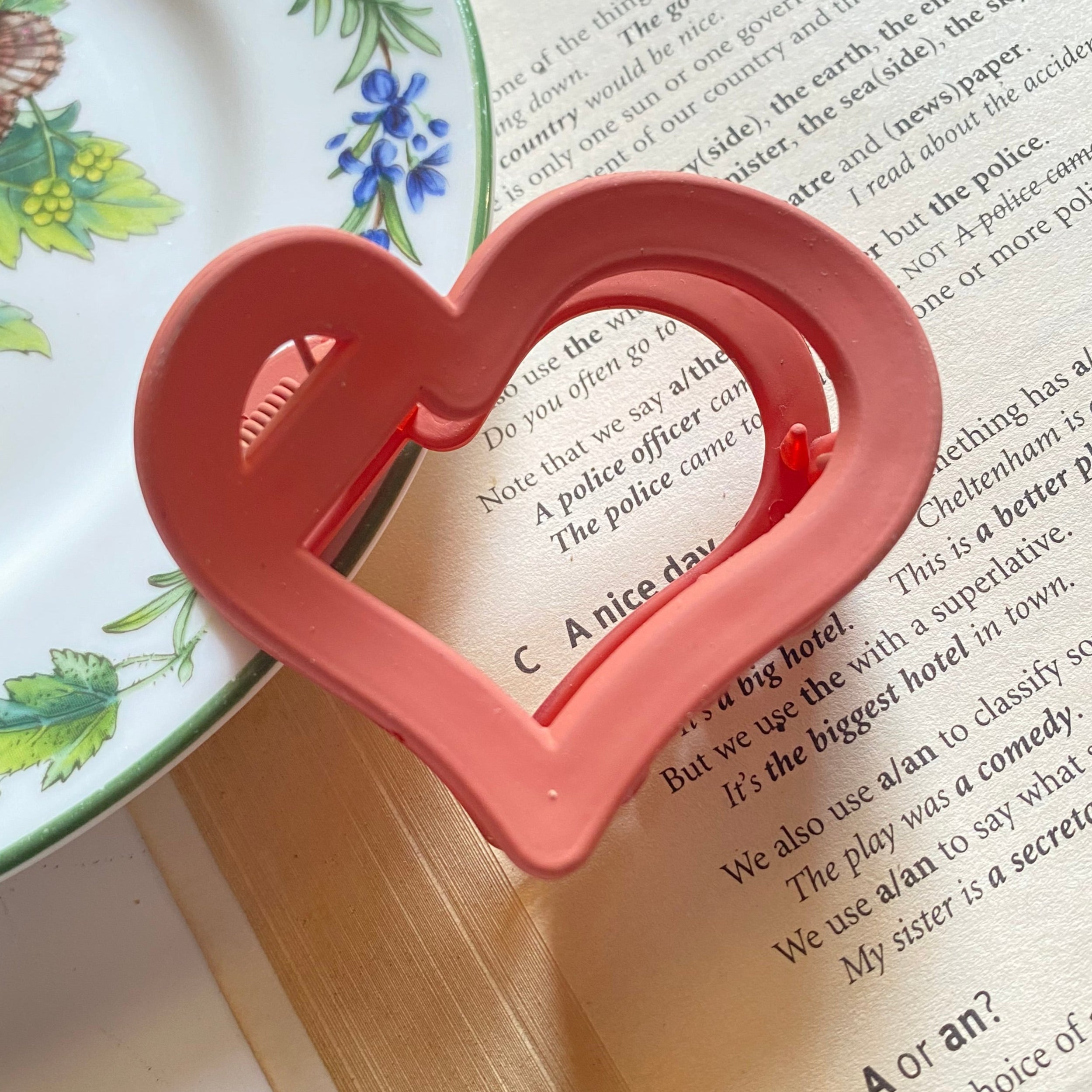 Heart-Shaped Hair Catchers - A Touch of Love for Your Hairstyle