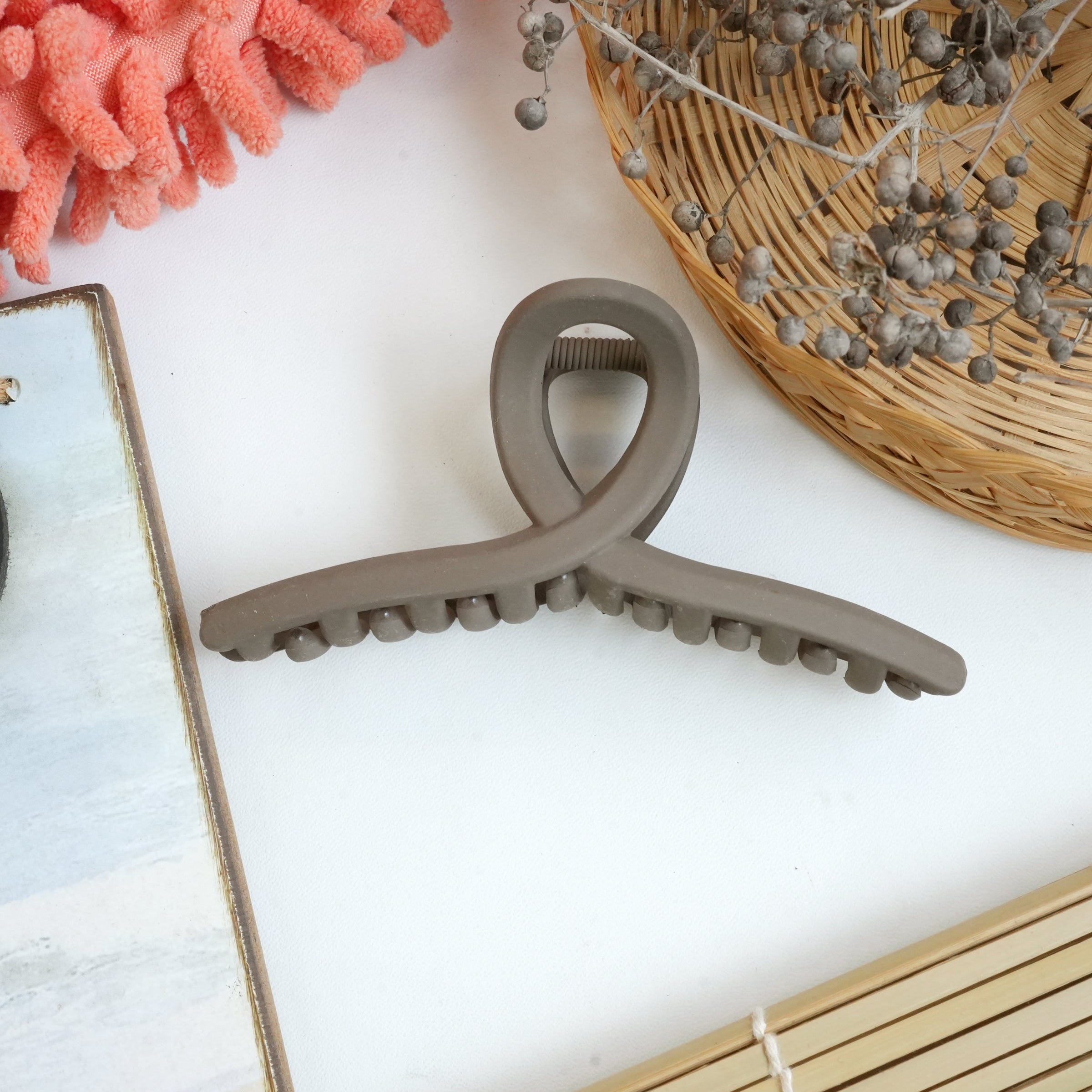 Minimalist Matte Hair Claw Clips – Classic Elegance"