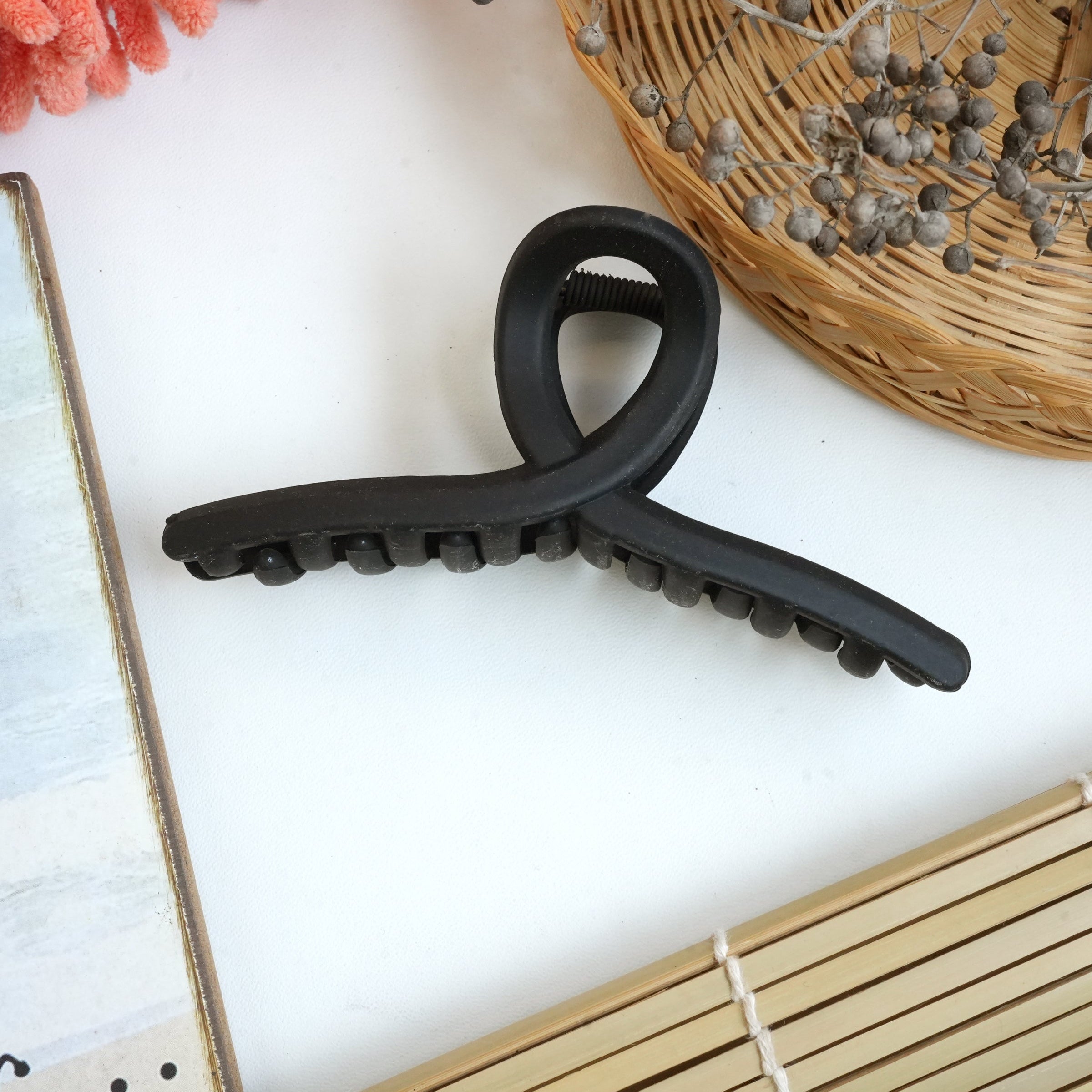 Minimalist Matte Hair Claw Clips – Classic Elegance"