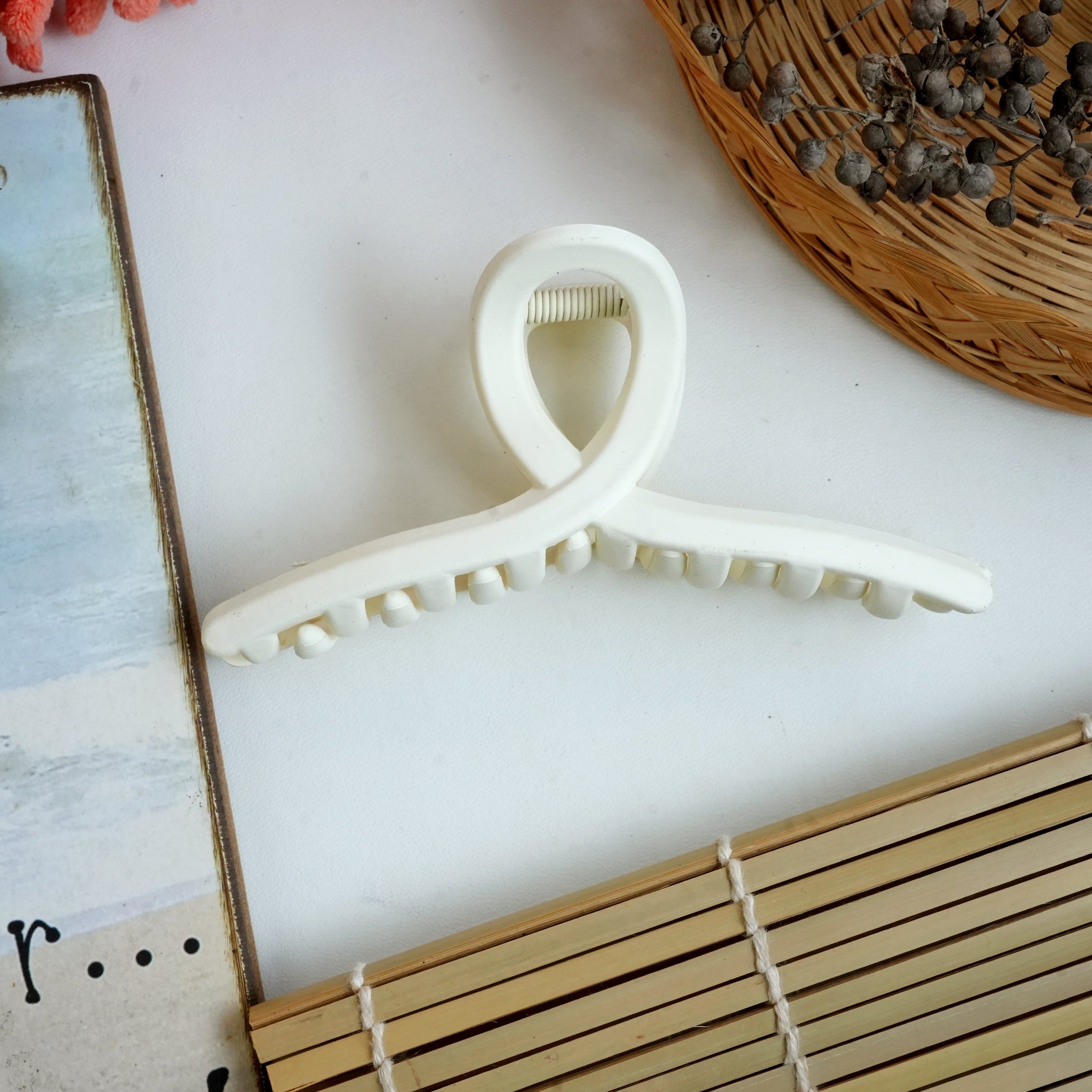 Minimalist Matte Hair Claw Clips – Classic Elegance"