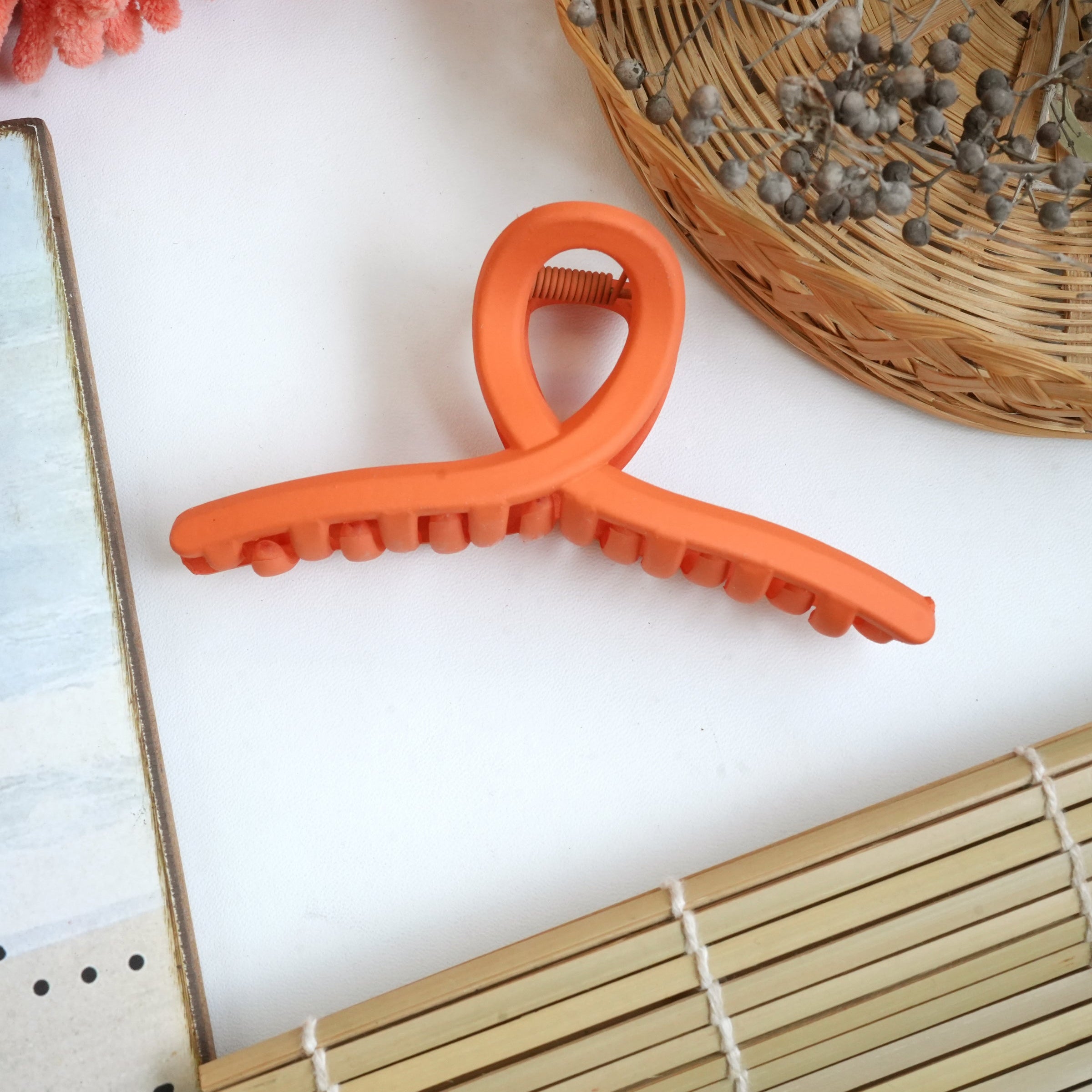 Minimalist Matte Hair Claw Clips – Classic Elegance"