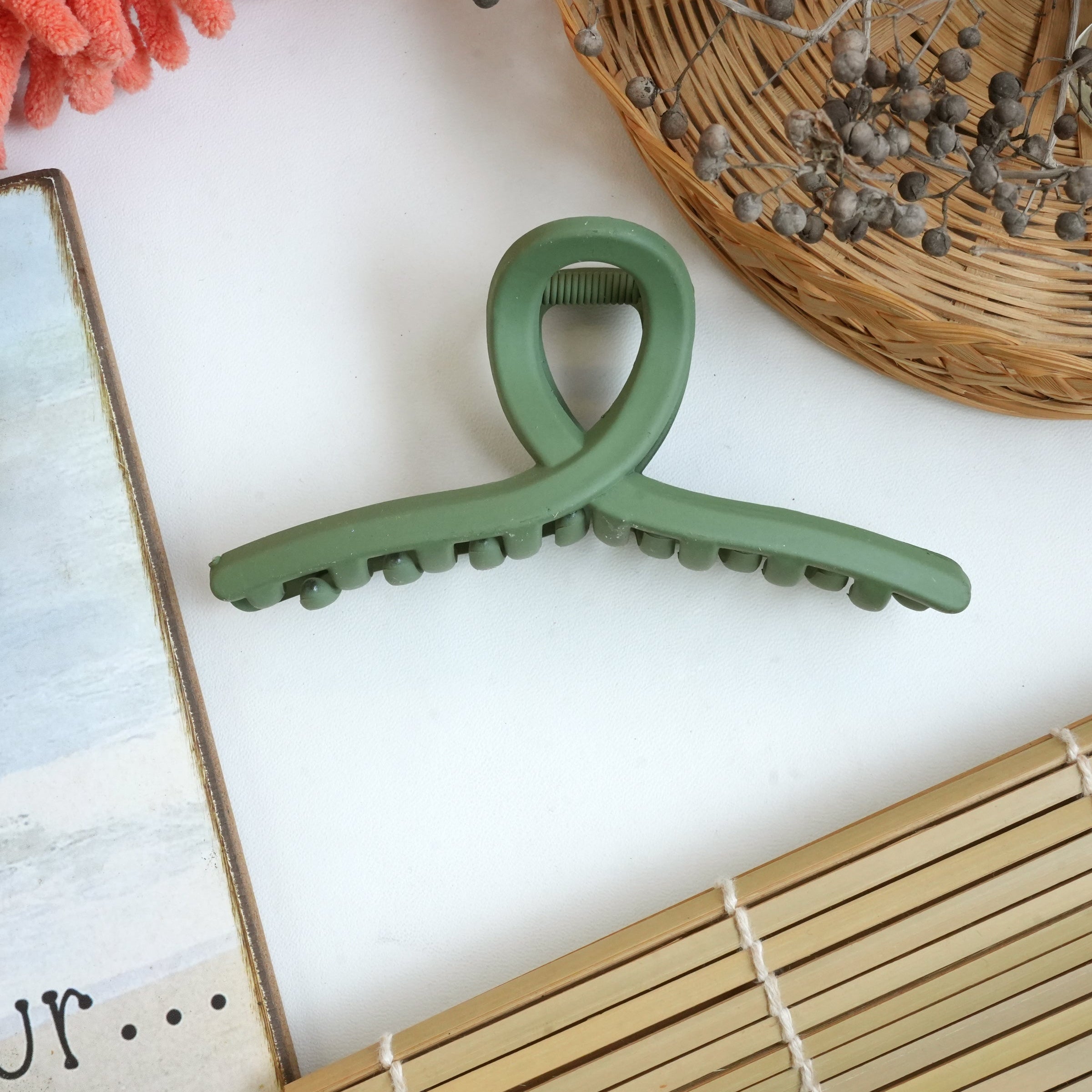 Minimalist Matte Hair Claw Clips – Classic Elegance"