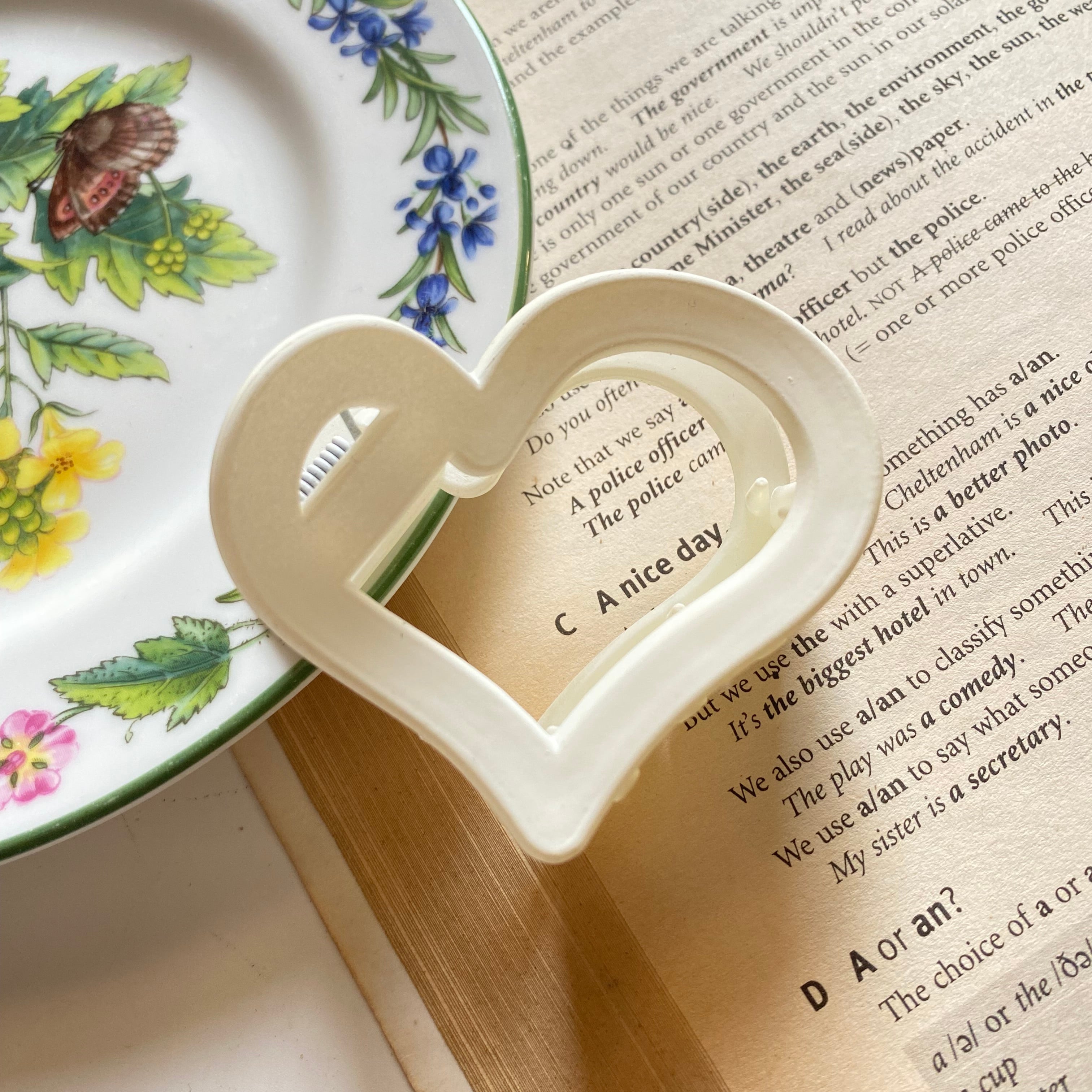 Heart-Shaped Hair Catchers - A Touch of Love for Your Hairstyle