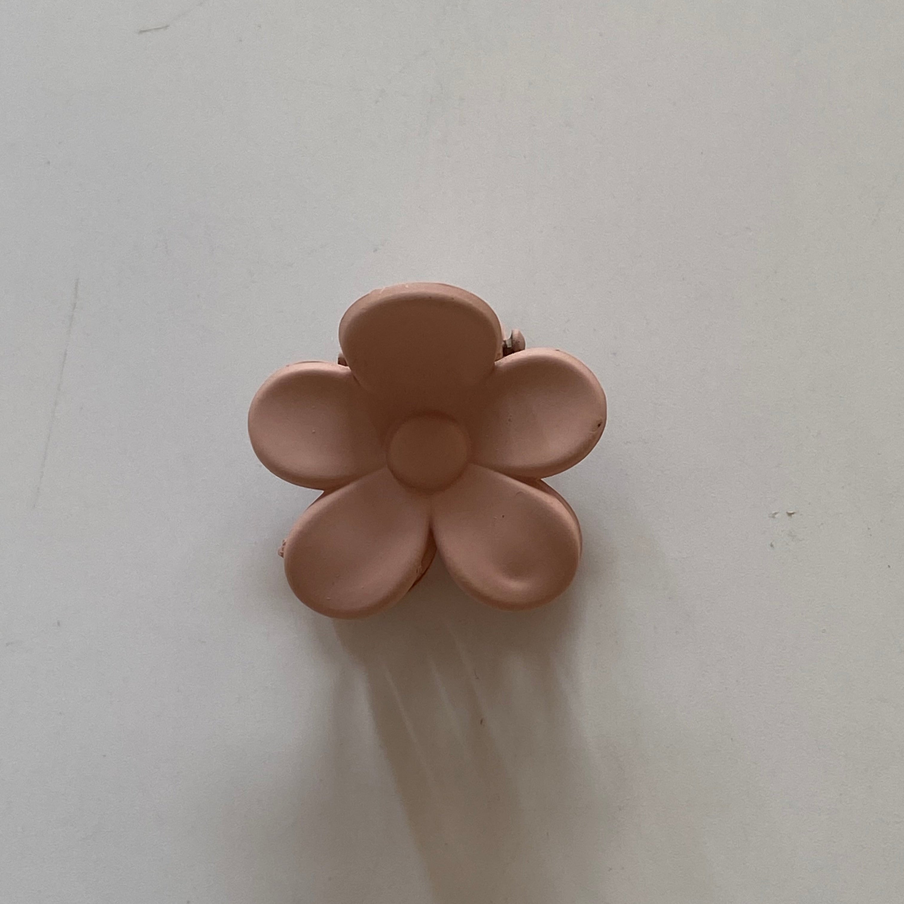 Minimalist Flower Hair Claw in Glossy Maroon