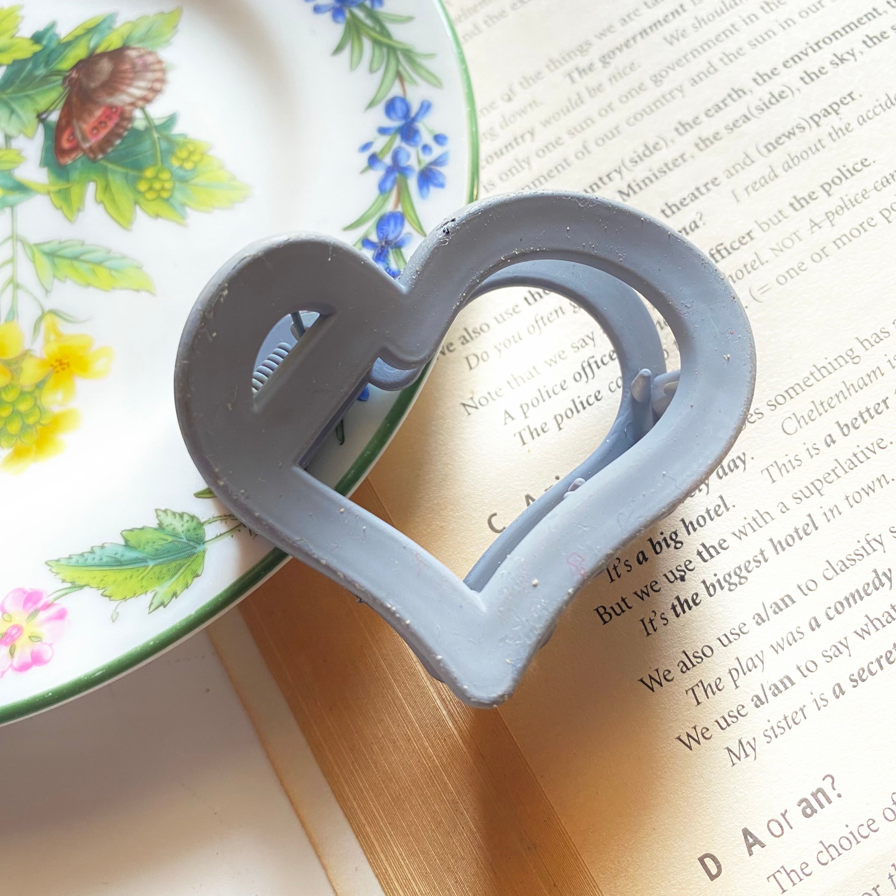 Heart-Shaped Hair Catchers - A Touch of Love for Your Hairstyle