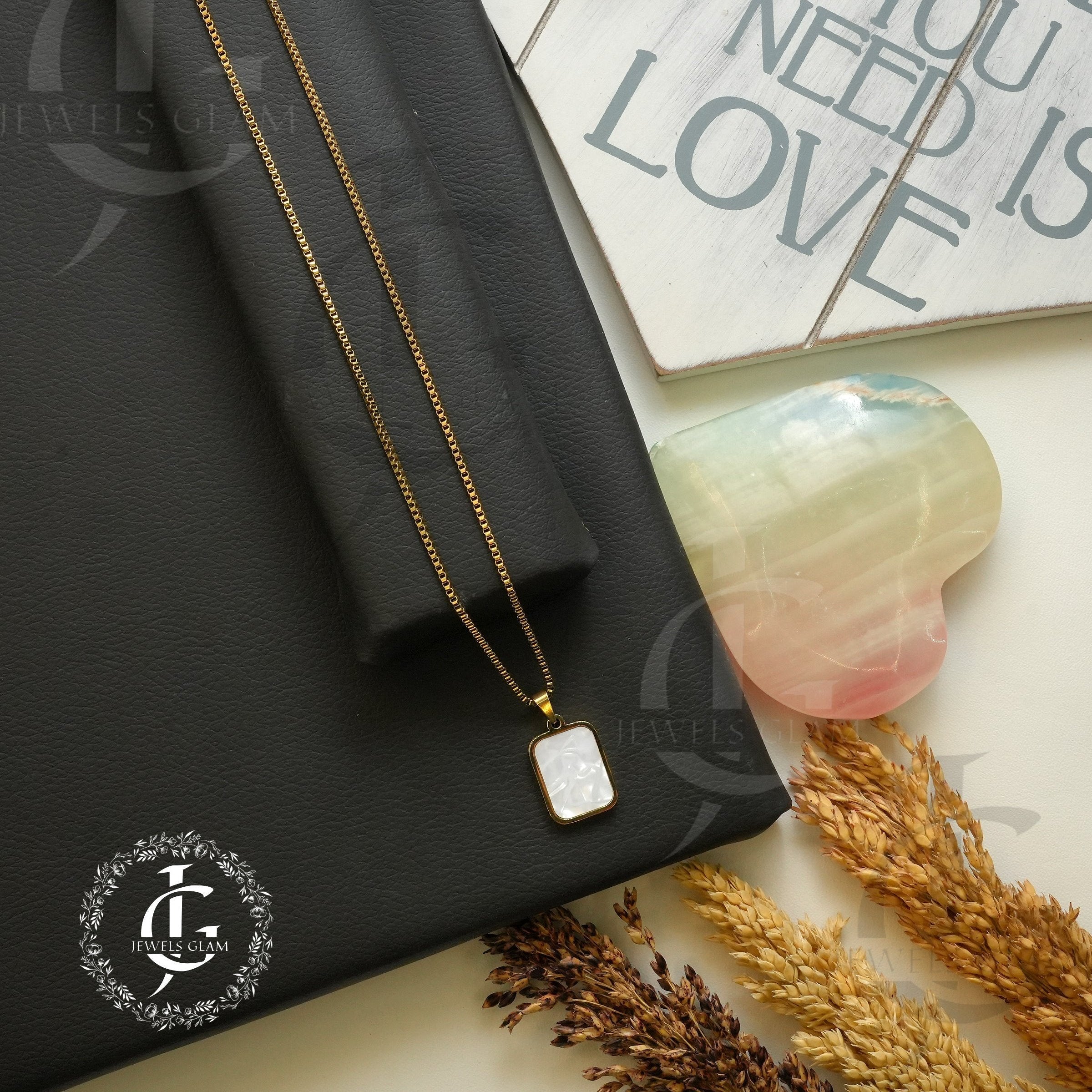 Classic Mother-of-Pearl Pendant Necklace