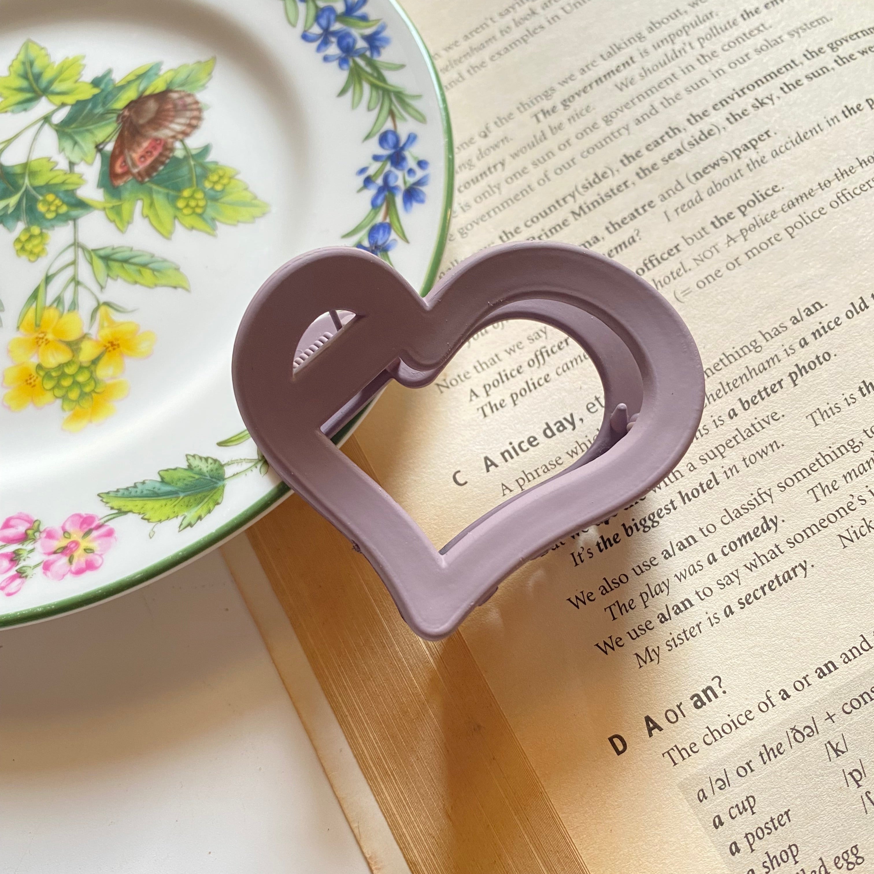Heart-Shaped Hair Catchers - A Touch of Love for Your Hairstyle