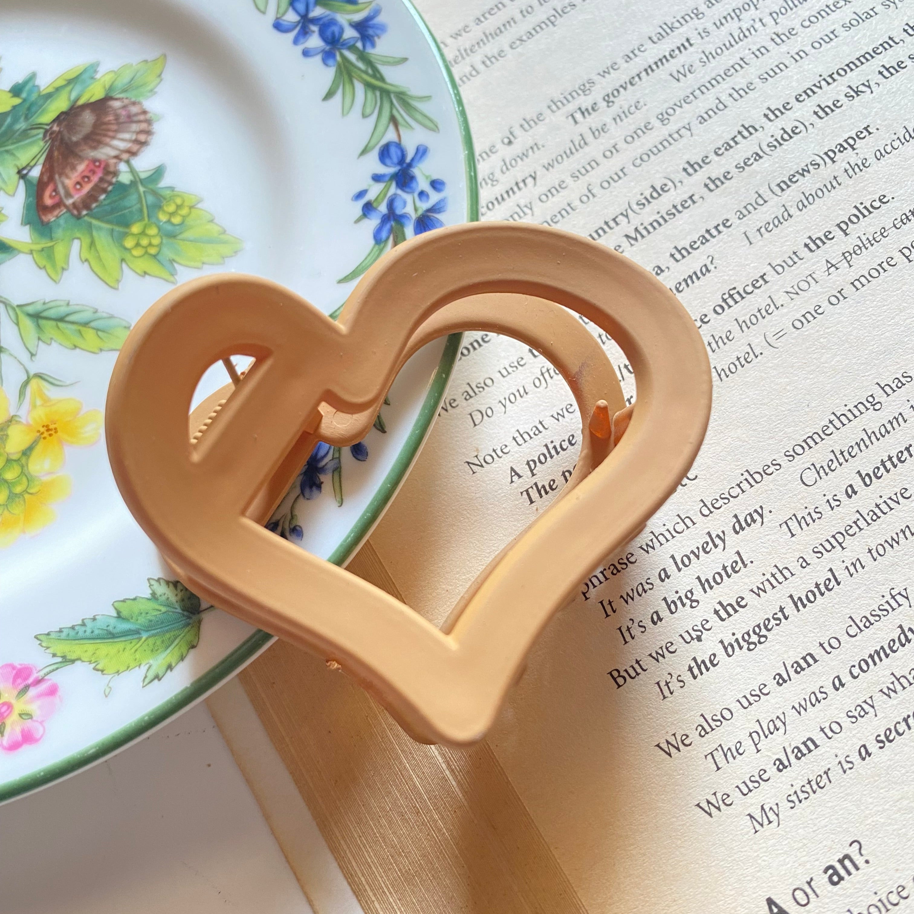 Heart-Shaped Hair Catchers - A Touch of Love for Your Hairstyle
