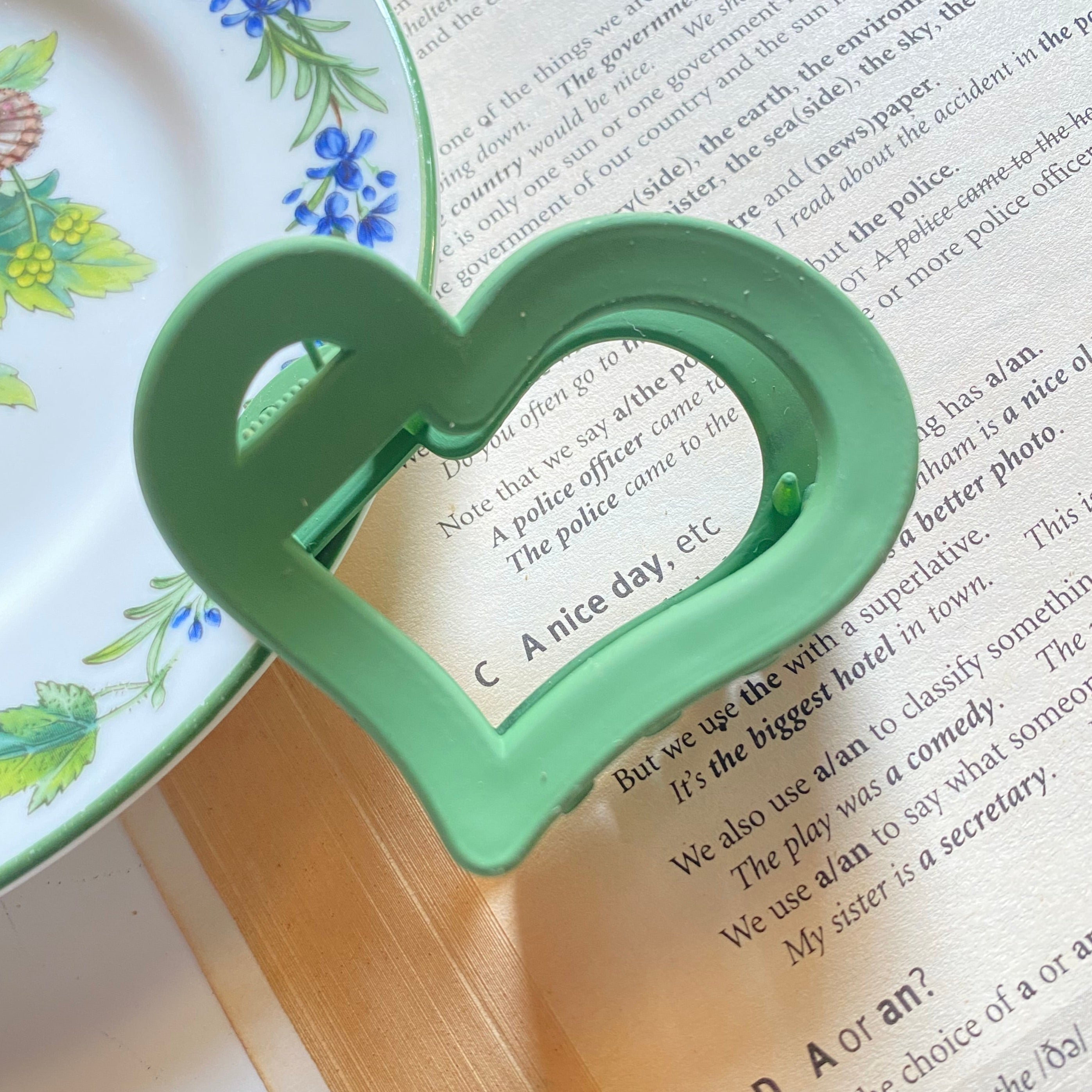 Heart-Shaped Hair Catchers - A Touch of Love for Your Hairstyle