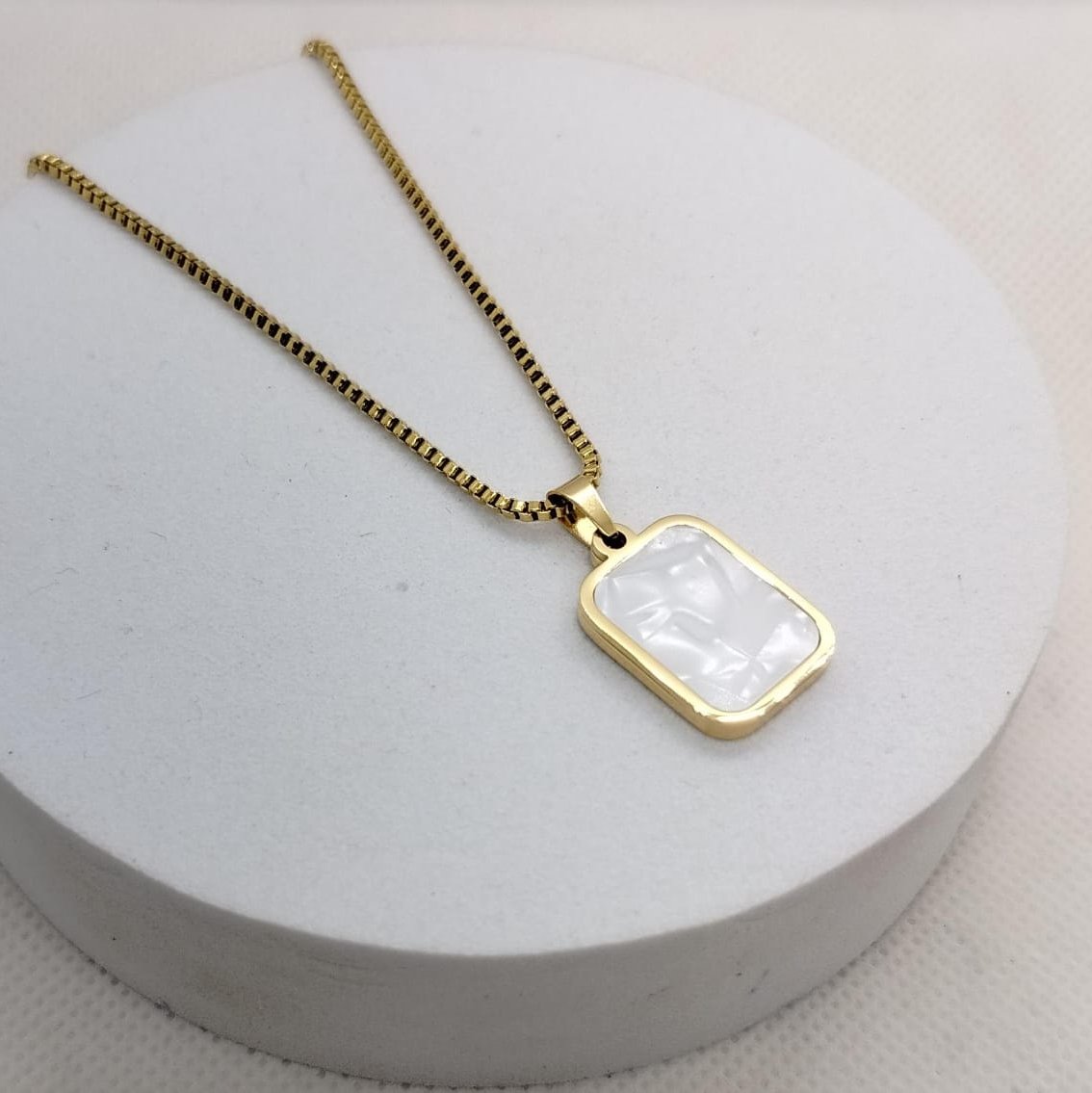 Classic Mother-of-Pearl Pendant Necklace