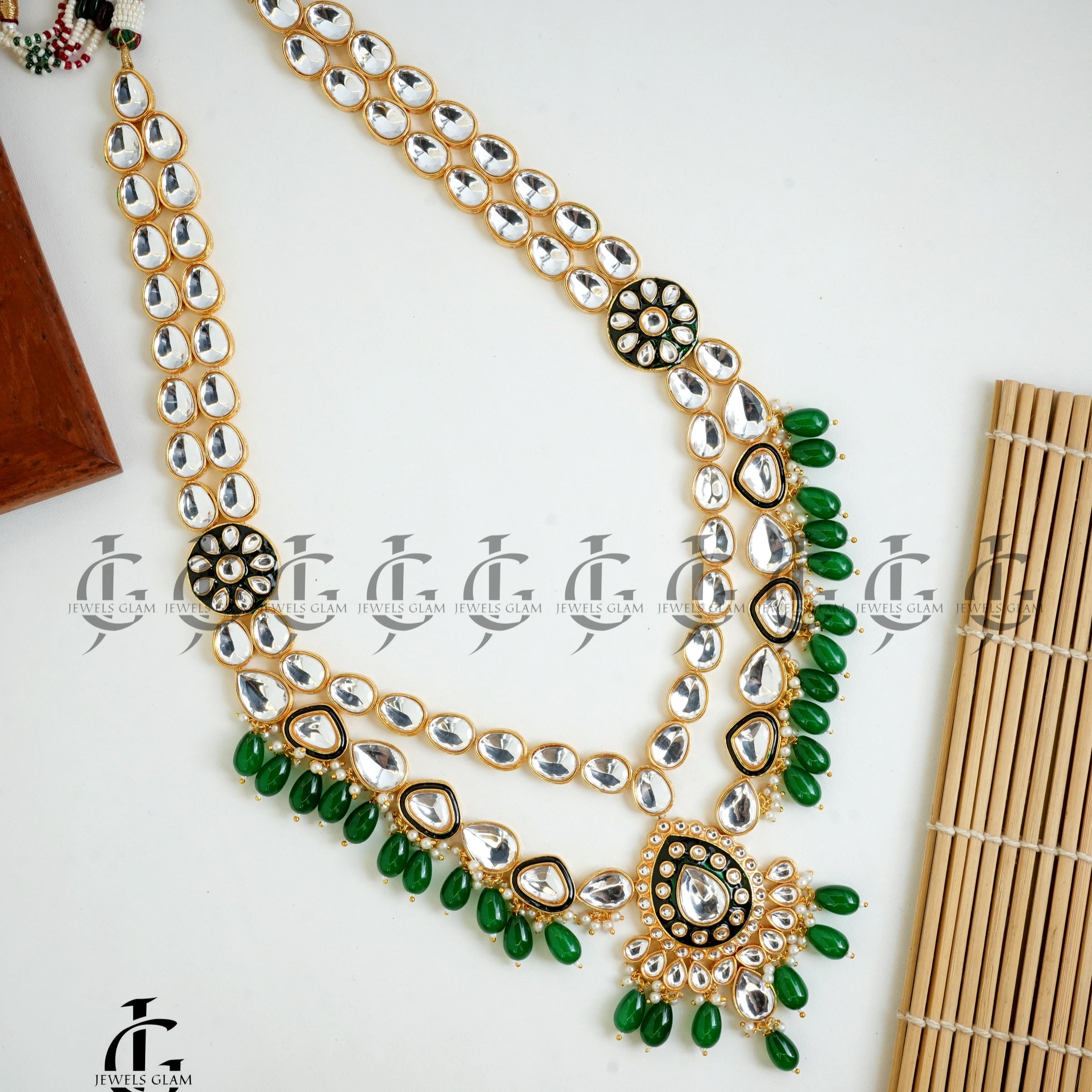 Gleaming Kundan and Emerald Bridal Jewelry Set