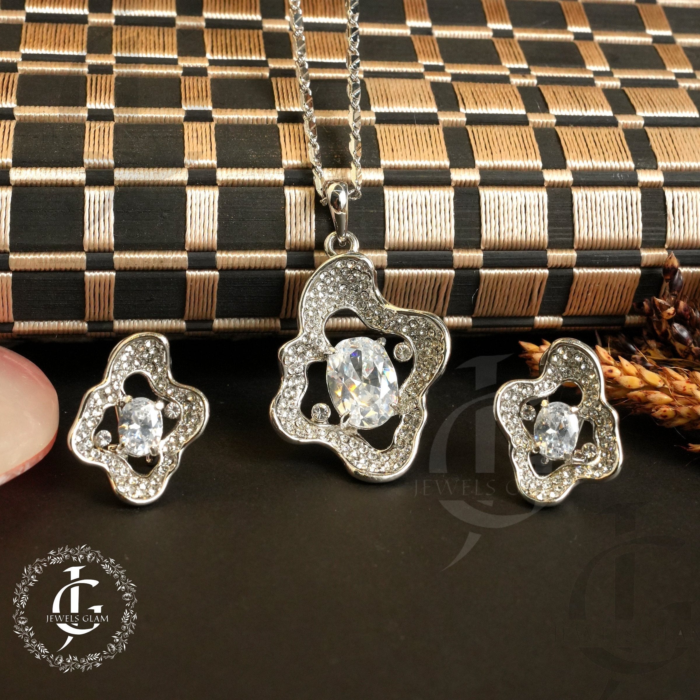 Elegant Floral Zircon Pendant Set