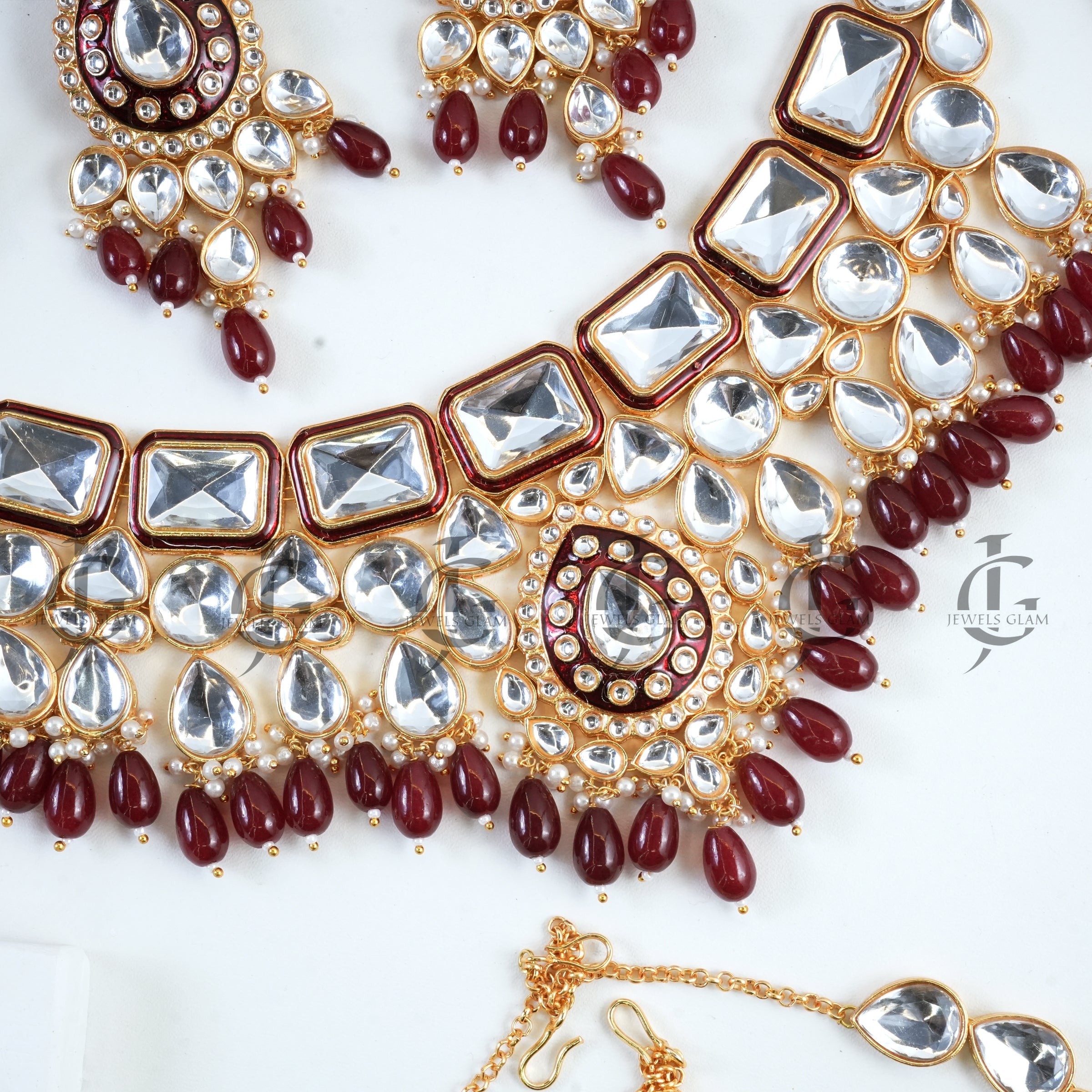 Gleaming Kundan and Emerald Bridal Jewelry Set
