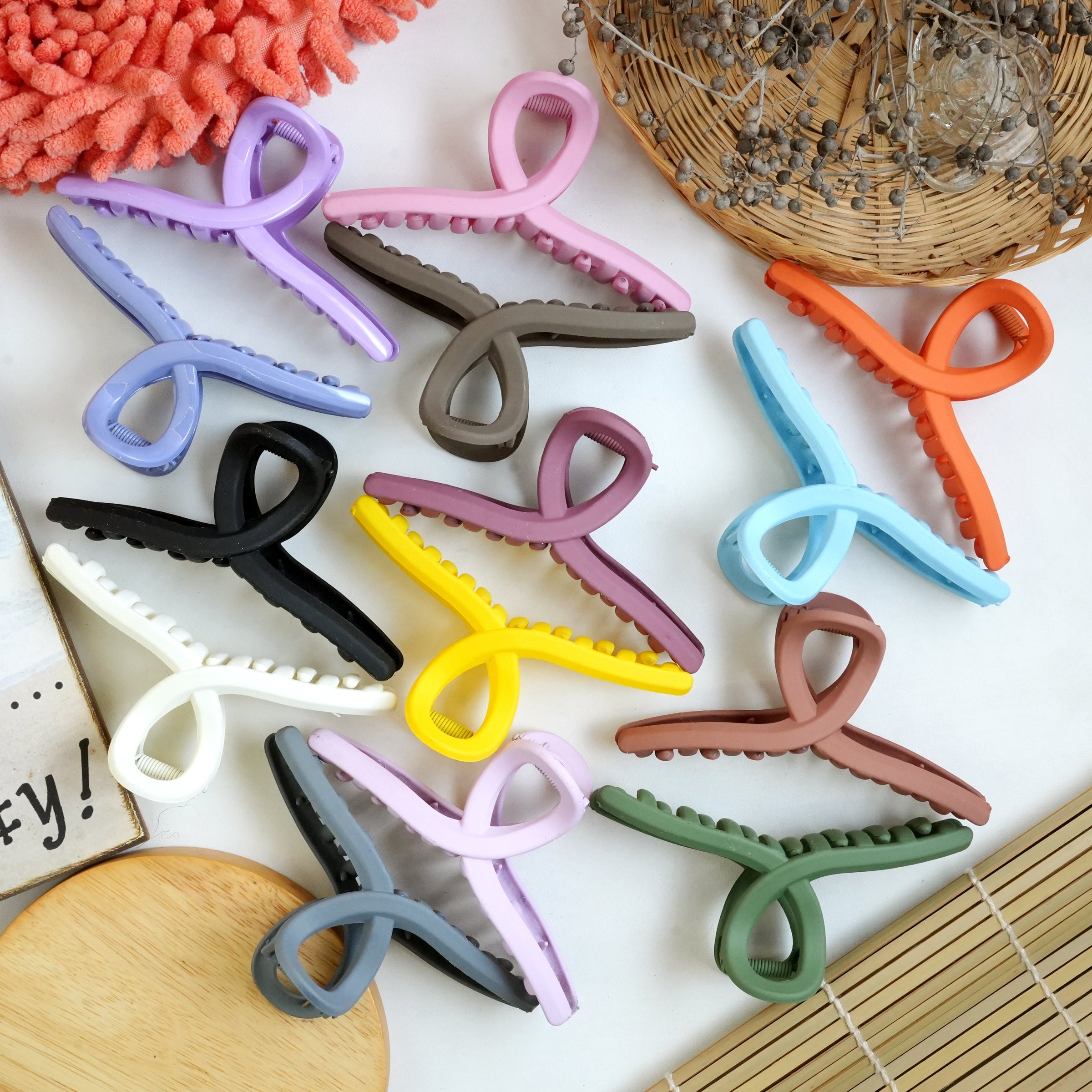 Minimalist Matte Hair Claw Clips – Classic Elegance"