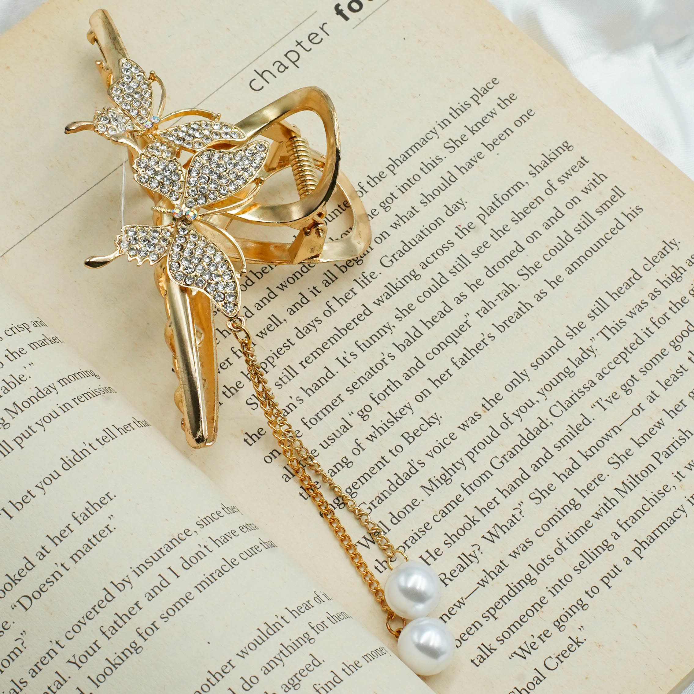 Elegant Butterfly Metal Hair Clip with Pearl Chain